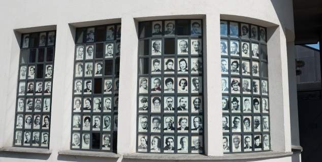 Omvisning på Schindlers fabrikk, Schindlers fabrikk, Krakows historie, bilder av ansatte på fabrikken