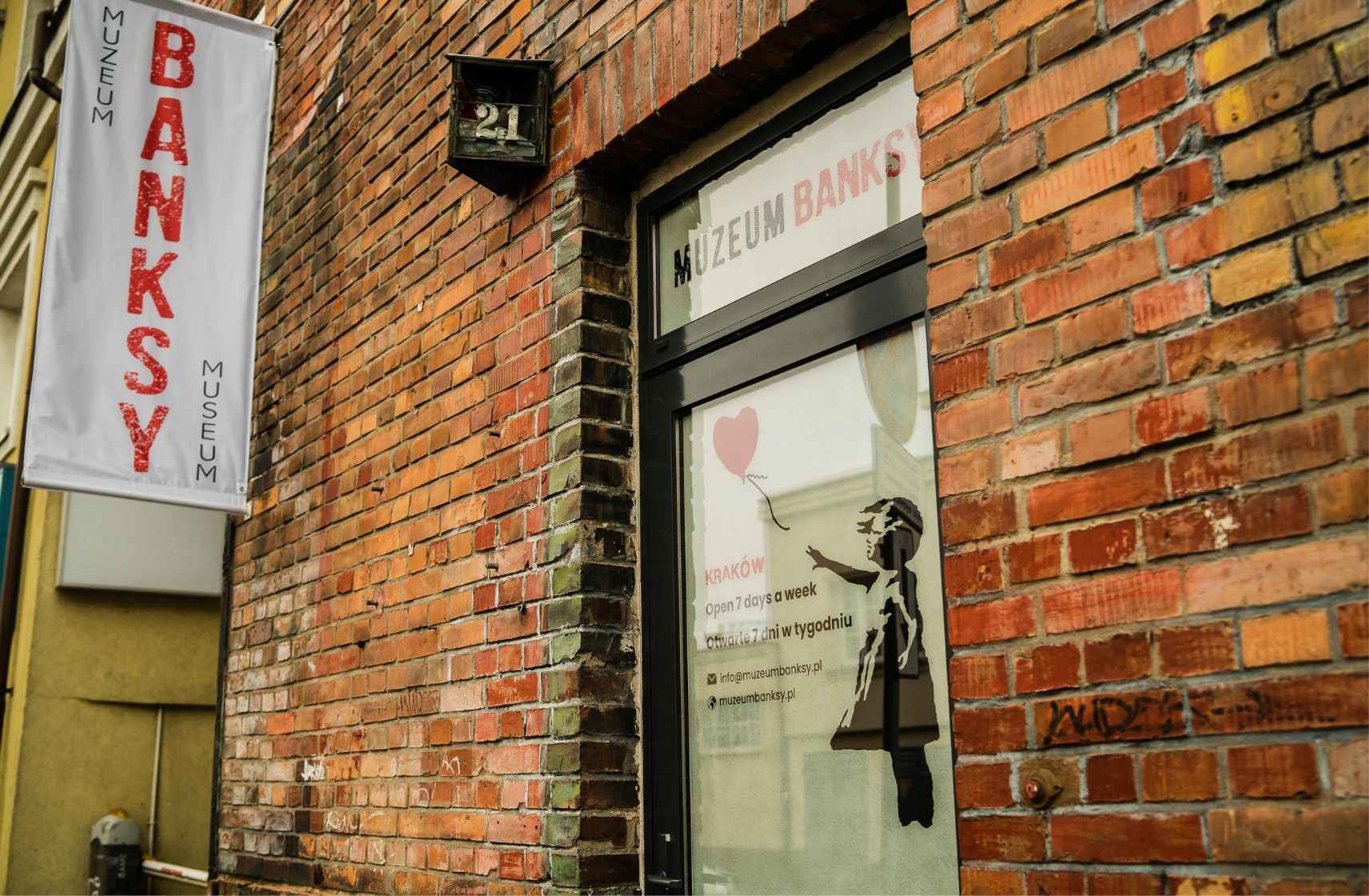 Banksy Museum, Krakau, straatkunst, Kazimierz, Banksy tentoonstelling, hedendaagse kunst, historische fabriek, Marcin Jarra, meeslepende kunstervaring, internationale straatkunstenaars