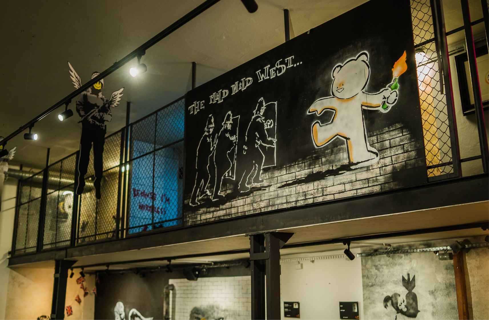Banksy Museum, Krakau, straatkunst, Kazimierz, Banksy tentoonstelling, hedendaagse kunst, historische fabriek, Marcin Jarra, meeslepende kunstervaring, internationale straatkunstenaars