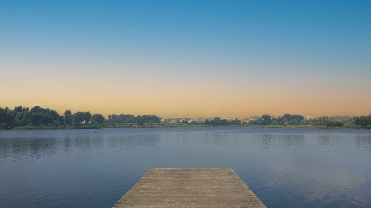 Bagry Lake: "Widok na spokojne Jezioro Bagry o zachodzie słońca, bez ludzi."
